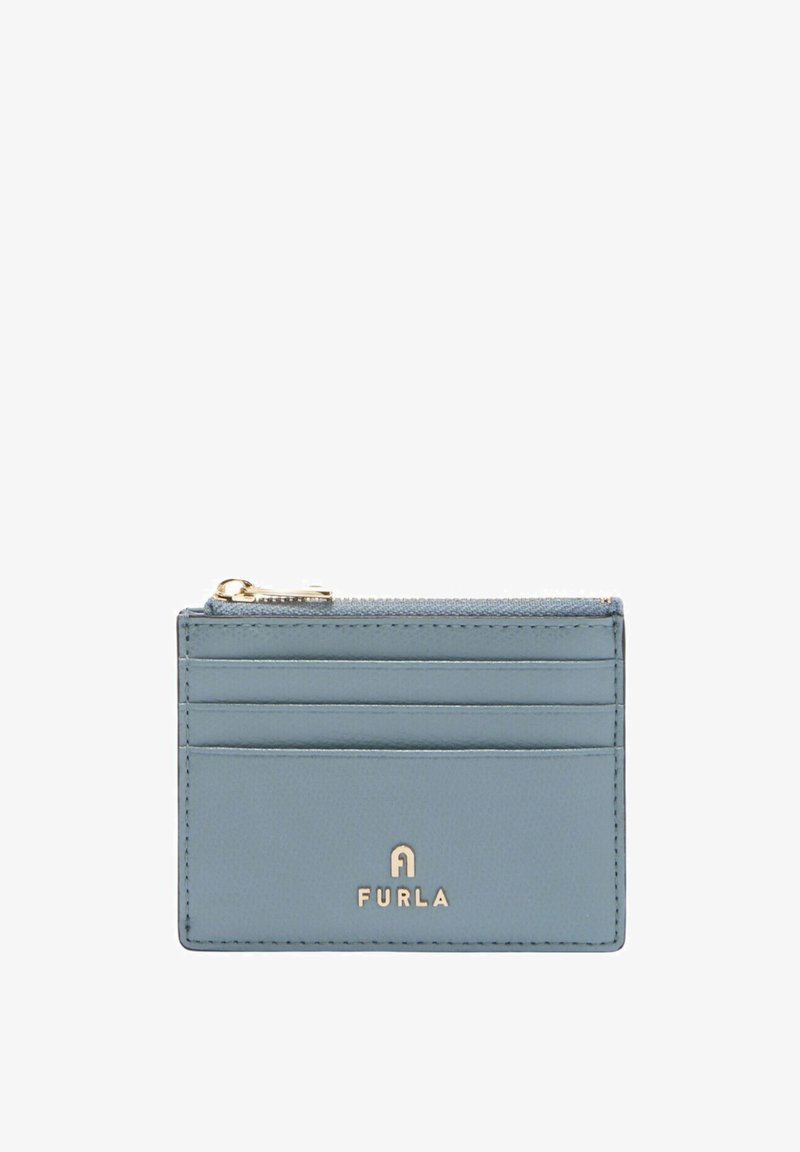 Ανοιχτό μπλε δερμάτινη θήκη για κάρτες με χρυσά μεταλλικά στοιχεία, που διαθέτει πολλαπλές θήκες για κάρτες και μια θήκη με φερμουάρ. Το λογότυπο του brand εμφανίζεται με έντονο τρόπο.