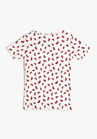 Camiseta blanca de manga corta con un patrón de pequeñas rodajas de sandía rojas y acentos verdes, hecha de tejido acanalado, con un dobladillo curvado.