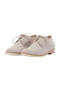 Beige suède oxford schoenen met ronde neuzen, een minimalistisch vetersluiting ontwerp, lichtbruine rubberen zolen en subtiele stiksels langs de randen.