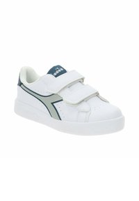 Sneaker bianco con tomaia in pelle liscia, caratterizzata da dettagli blu navy, due strappi in Velcro, punta forata per la ventilazione e una suola bianca texturizzata.