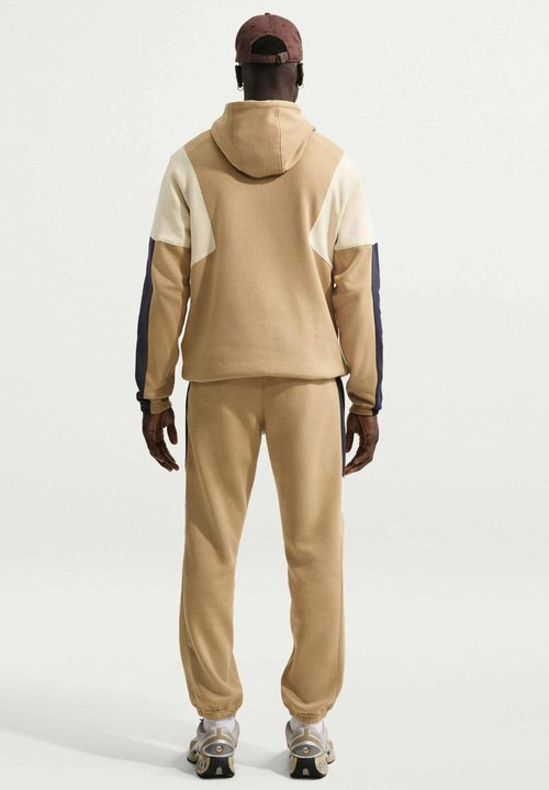 Nike M NK CLUB FLEECE HDED TRACK GX SET - Chándal - parachute beige/obsidian light khaki/white — photo 2