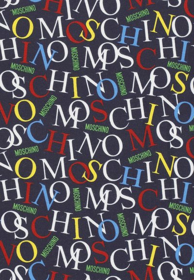 Tkanina bawełniana z powtarzającym się wzorem kolorowego tekstu: "MOSCHINO" w kolorze czerwonym, żółtym, niebieskim i zielonym na ciemnym granatowym tle.