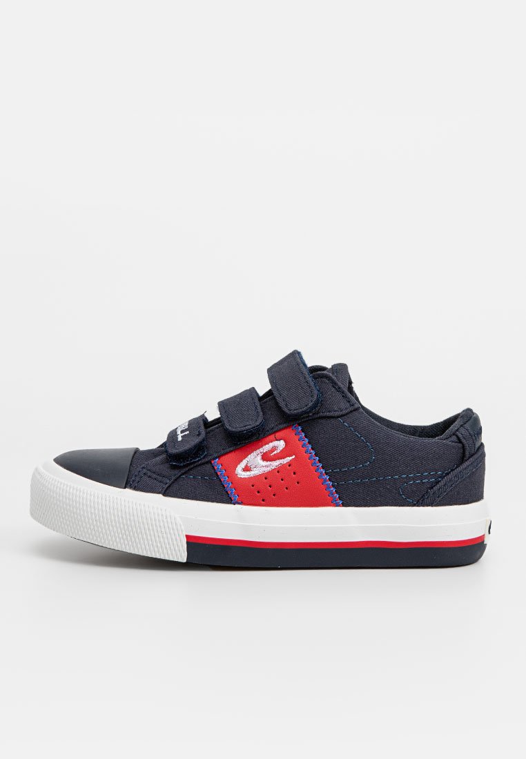 Baskets en toile navy avec semelle en caoutchouc blanc, panneau d'accent rouge et deux bandes Velcro. Présente un embout texturé et des coutures contrastantes.