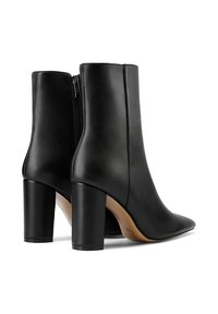 Stivaletti neri in pelle con punta appuntita e tacco spesso. Caratterizzati da una cerniera posteriore e una texture liscia per un aspetto elegante.