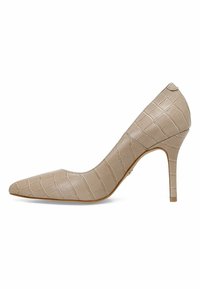 Décolleté con punta affilata in pelle beige chiaro con effetto coccodrillo. Presenta un tacco sottile e una superficie liscia con dettagli di cucitura discreti.