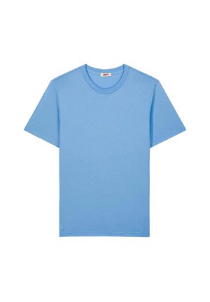 Camiseta azul claro de manga corta y cuello redondo con un pequeño logo cerca del dobladillo y una etiqueta en el interior del cuello sobre un fondo blanco.