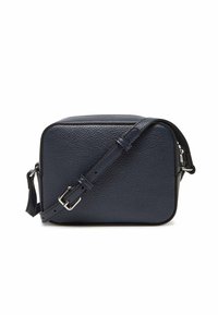 Borsa a tracolla in pelle blu navy con superficie testurizzata, forma rettangolare, tracolla regolabile e dettagli in metallo argentato.