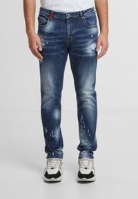 Modré džíny ze silné bavlny s slim fit, s propracovanými detaily, mírným vyblednutím a designem s pěti kapsami. V kombinaci s robustními teniskami.