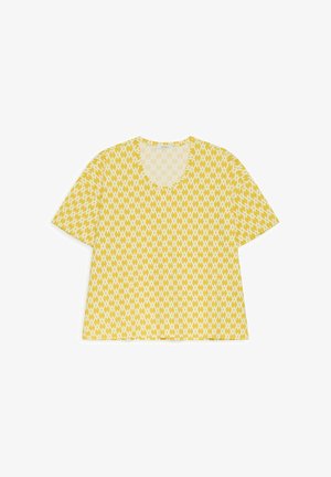 T-shirt jaune avec un motif géométrique blanc en forme de losange, manches courtes et col rond, présenté sur fond blanc.