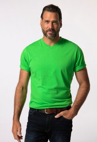 Camiseta verde de manga corta con cuello en V, hecha de un material de algodón suave, con mangas enrolladas y un diseño ligeramente ajustado.