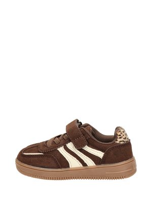 Bruine kindersneaker met witte strepen, klittenbandsluiting en luipaardprintdetail op de hiel, zijaanzicht.