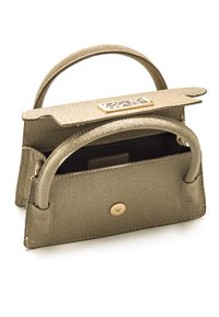 Borsa a tracolla dorata con due manici corti, chiusura magnetica e interno nero. Presenta una placca con logo dorato e bordi cuciti.