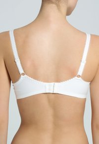 Weißer BH mit verstellbaren Trägern, gewellter Spitze und einem Haken- und Ösenschluss auf der Rückseite. Glattes Material mit minimalen Verzierungen.