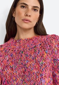 Strickpullover in lebhaften Rosa-, Lila- und Gelbtönen mit einem lockeren, offenen Strickdesign und einem gerippten Kragen. Strukturierte, mehrfarbige Fasern.