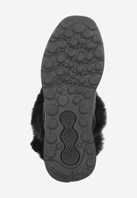 Suola di scarpa in gomma nera con superficie testurizzata caratterizzata da motivi circolari e ovali; include il marchio e un'area liscia al centro.