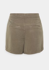 Bruine hoge taille shorts met twee achterzakken en subtiele stikseldetails, weergegeven tegen een witte achtergrond.