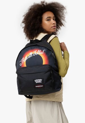 Mochila negra con el logotipo de Looney Tunes y un diseño gráfico que presenta un colorido texto "¡Eso es todo, amigos!". Cuenta con un bolsillo frontal y correas resistentes.