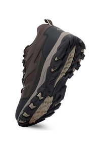 Chaussure de randonnée inclinée pour montrer la semelle extérieure robuste noire et beige, tige gris foncé et marron avec mesh et crochets pour lacets.