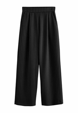 Schwarze, weit geschnittene Hose mit dünnen weißen vertikalen Nadelstreifen und seitlichen Taschen, mit hohem Bund und Falten vorne.