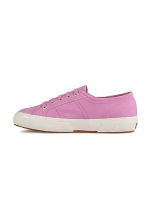 Sneakers in tela rosa con punta rotonda, cinque occhielli in metallo e suola in gomma bianca con un motivo testurizzato e design a taglio basso.