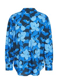 Niebieska koszula z długim rękawem w kwiatowy wzór na ciemnym tle, zdobiona dużymi jasnoniebieskimi kwiatami i zielonymi liśćmi, wykończona klasycznym kołnierzykiem i zapięciem na guziki.