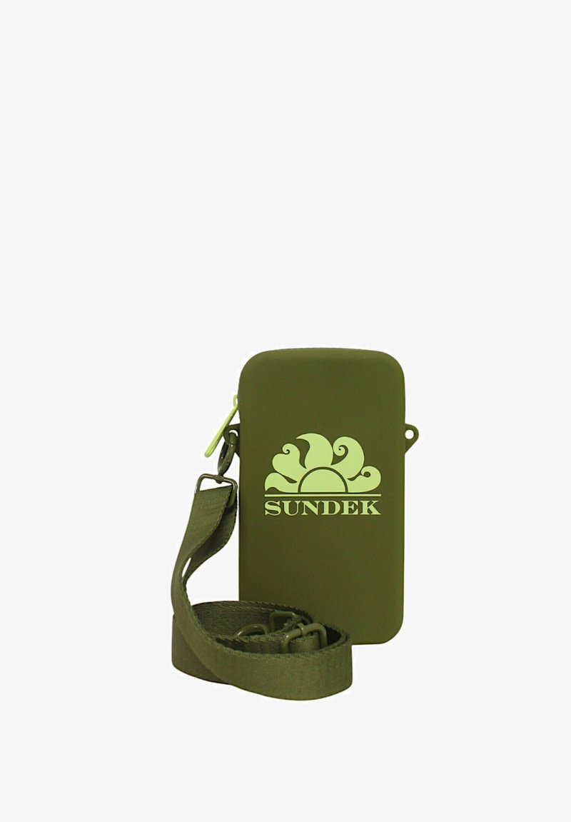 Custodia per telefono verde oliva con una texture liscia, caratterizzata da un logo SUNDEK verde chiaro. Include una tracolla in tessuto abbinata e regolabile.