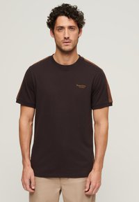 Superdry & Co ESSENTIAL LOGO RETRO - Camiseta estampada - chocolate plum brown dachshund tan