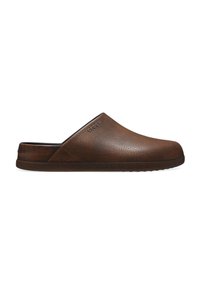 Calzature slip-on marroni con una parte superiore in materiale simile alla pelle, caratterizzate da una punta rotonda e una suola imbottita per il comfort. Logo sul lato.