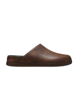 Calzature slip-on marroni con una parte superiore in materiale simile alla pelle, caratterizzate da una punta rotonda e una suola imbottita per il comfort. Logo sul lato.