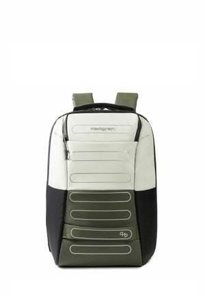 Rucksack mit gepolstertem Frontpanel in Weiß, Olivgrün und Schwarz, mit horizontalen reflektierenden Streifen und zwei Schultergurten.