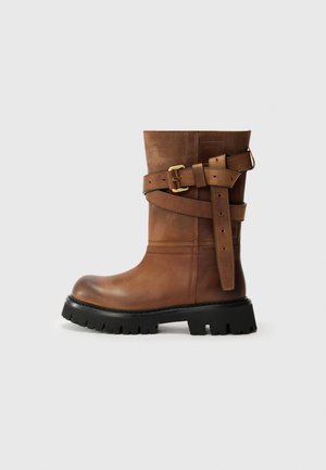 MOSCHINO Batai - noce