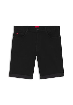 Shorts en denim noir avec ourlets repliés, fermeture avant par bouton et fermeture éclair, et design à cinq poches avec une petite étiquette rouge sur la poche droite.