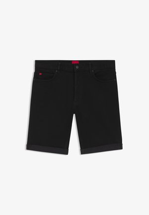 Shorts en denim noir avec ourlets repliés, fermeture avant par bouton et fermeture éclair, et design à cinq poches avec une petite étiquette rouge sur la poche droite.