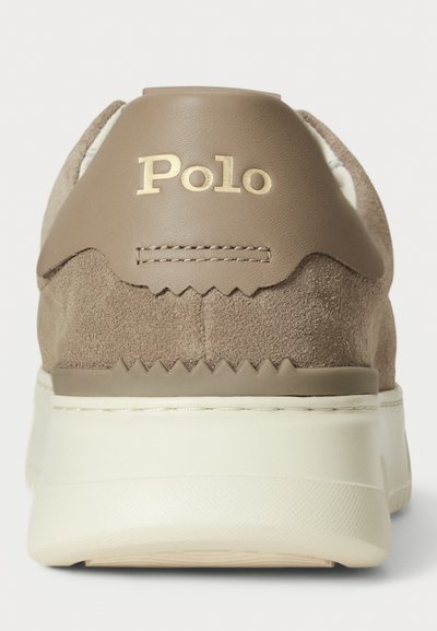 Adidași din suede maro cu toc din piele netedă. Prezintă logo-ul auriu "Polo" și detalii cu cusături în zigzag. Talpa groasă albă are un model texturat.