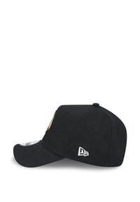 Black baseball cap with a curved brim, featuring an embroidered logo on the front and a white accent on the side. Smooth texture.