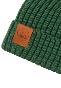Zielona prążkowana dzianinowa czapka typu beanie z odwiniętym mankietem i brązową skórzaną łatą z motywem przedstawiającym górę, drzewa i sylwetkę niedźwiedzia.