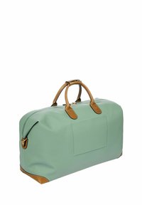 Borsa da viaggio verde in pelle con dettagli e manici in pelle color cuoio. Presenta una chiusura con zip, una tasca laterale e una forma arrotondata. Texture liscia.