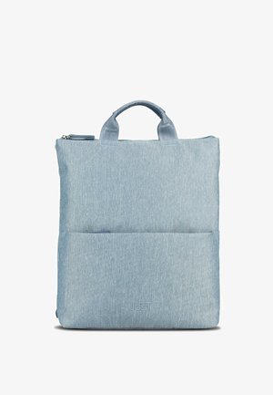 Hellblauer Stofftragetasche mit zwei kurzen Griffen, Fronttasche und Reißverschluss-Hauptfach, schlichtes Design mit subtiler Textur.