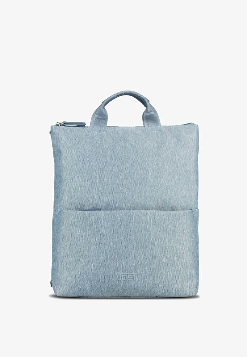 Sac fourre-tout en tissu bleu clair avec deux poignées courtes, poche avant et compartiment principal zippé, design sobre avec une texture subtile.