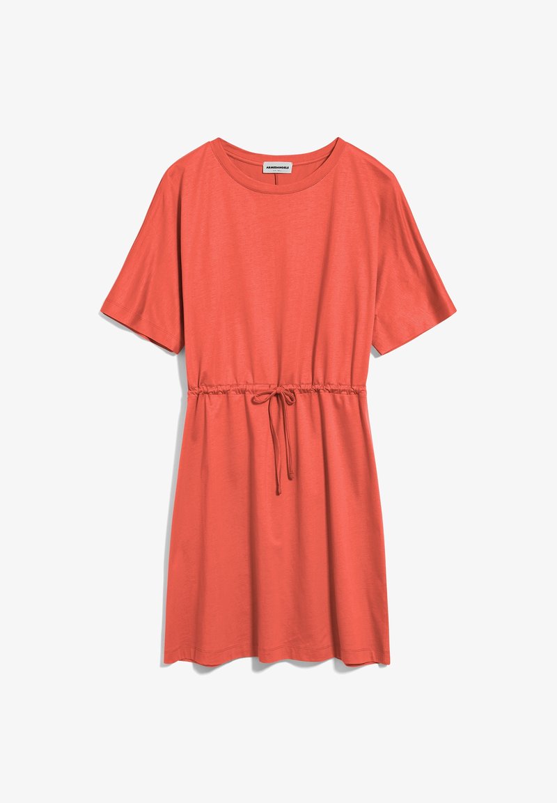 Krátká korálová šaty s krátkým rukávem vyrobené z měkkého materiálu, s úpravou pasu na šňůrku pro nastavení a volným střihem. Jednoduchý kulatý výstřih.