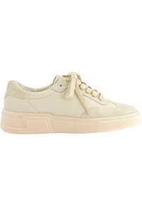 Beige joggesko med en glatt læroverdel, suede-detaljer og tonede snører. Har en tykk, teksturert gummisåle med et geometrisk mønster.