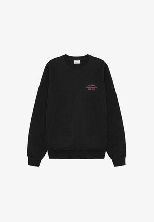 Schwarzer Sweatshirt aus weichem Stoff, mit Rundhalsausschnitt, langen Ärmeln und rotem Text mit der Aufschrift "LES DEUX COPENHAGEN EST. 2011" auf der Brust.