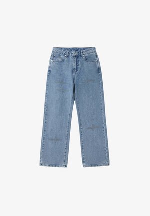 Jean en denim bleu clair à coupe large, orné de formes d'étoiles décoratives en clous métalliques à l'avant. Design classique à cinq poches.