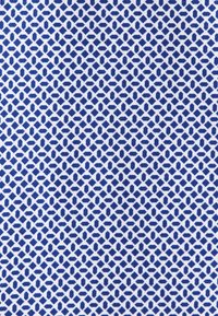 Formes géométriques bleues formant un motif répétitif de losanges et d'ovales sur un fond de tissu blanc texturé.