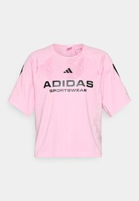 Rosa kortermet sport T-skjorte laget av pustende stoff, med "ADIDAS SPORTSWEAR" i kontrastfarge svart tekst og teksturert mønster.