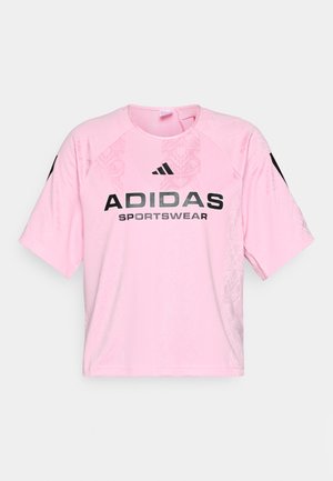 Růžové sportovní tričko s krátkým rukávem z prodyšného materiálu, se stylovým nápisem "ADIDAS SPORTSWEAR" v kontrastní černé barvě a texturovaným vzorem.