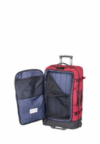 Valise rouge à roulettes avec une poignée télescopique. L'intérieur est en tissu bleu avec des poches en mesh et une section zippée. Design durable.