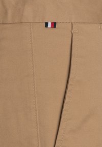 Tommy Hilfiger BROOKLYN - Šortky - classic khaki