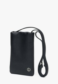 Černá kožená crossbody taška s hladkou texturou, vlnitým horním okrajem a tenkým popruhem. Na jedné straně se nachází kulaté kovové logo.