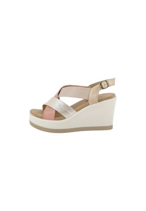 Sandalo con zeppa beige con cinturino alla caviglia in velcro e cinturini incrociati rosa, beige e argento metallizzato.